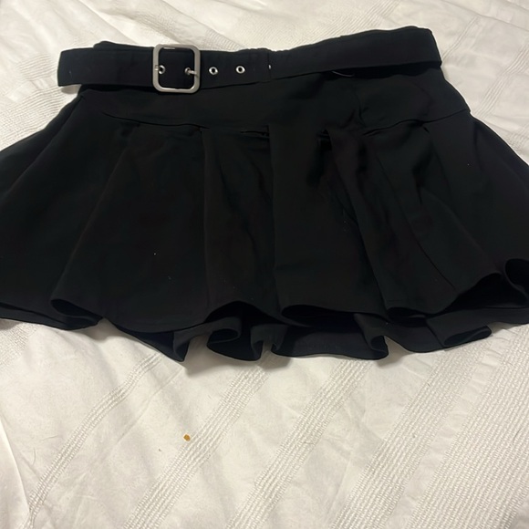 Pleated black short skirt with belt size medium - Picture 2 of 3